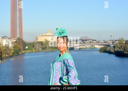 Flamencotänzerin im beliebten Viertel Triana in Sevilla, Andalusien, Spanien Stockfoto