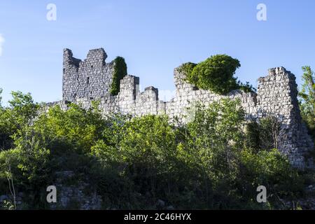 Historische Tempelritterburg in den Ruinen von Vrana, Kroatien Stockfoto