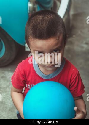 Selektive Fokusaufnahme eines traurigen Jungen in einem Rot hemd Stockfoto