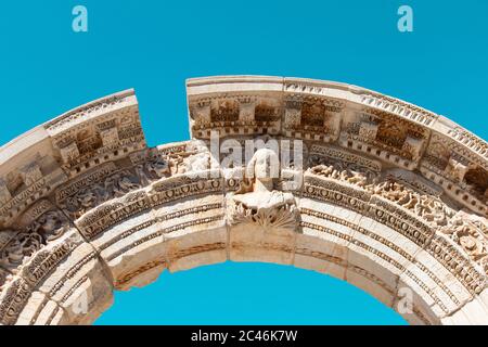 Eingang des Tempels von Hadiran in der Curetes Straße in der antiken Stadt Ephesus. Statue stellt Tyche Göttin des Glücks und des Glücks dar. Stockfoto