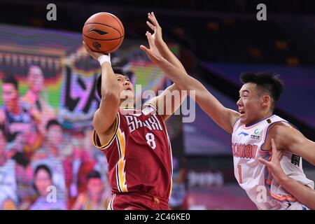 Dongguan, Chinas Provinz Guangdong. Juni 2020. Teng Heqi (L) von Shanxi Loongs schießt während eines Spiels zwischen Sichuan Blue Whales und Shanxi Loongs in der neu wiederaufgenommenen Liga der Chinesischen Basketballvereinigung (CBA) 2019-2020 in Dongguan, südchinesische Provinz Guangdong, 24. Juni 2020. Quelle: Liang Xu/Xinhua/Alamy Live News Stockfoto