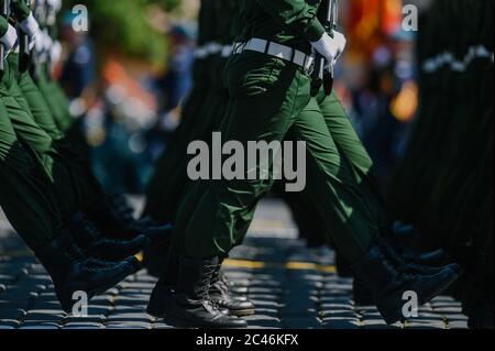 Moskau, Russland. Juni 2020. Die Soldaten marschieren während der Militärparade anlässlich des 75. Jahrestages des Sieges im Großen Vaterländischen Krieg auf dem Roten Platz in Moskau, Russland, 24. Juni 2020. Quelle: Evgeny Sinitsyn/Xinhua/Alamy Live News Stockfoto