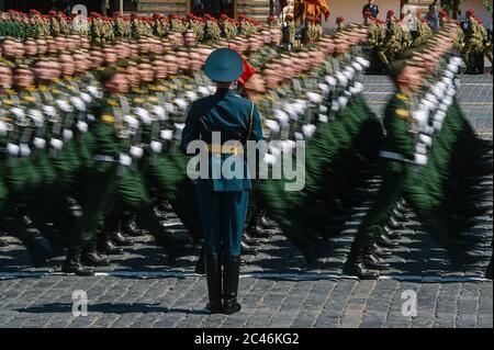 Moskau, Russland. Juni 2020. Die Soldaten marschieren während der Militärparade anlässlich des 75. Jahrestages des Sieges im Großen Vaterländischen Krieg auf dem Roten Platz in Moskau, Russland, 24. Juni 2020. Quelle: Evgeny Sinitsyn/Xinhua/Alamy Live News Stockfoto