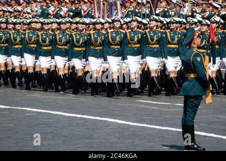 Moskau, Russland. Juni 2020. Die Soldaten marschieren während der Militärparade anlässlich des 75. Jahrestages des Sieges im Großen Vaterländischen Krieg auf dem Roten Platz in Moskau, Russland, 24. Juni 2020. Quelle: Bai Xueqi/Xinhua/Alamy Live News Stockfoto