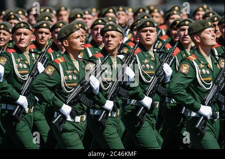 Moskau, Russland. Juni 2020. Die Soldaten marschieren während der Militärparade anlässlich des 75. Jahrestages des Sieges im Großen Vaterländischen Krieg auf dem Roten Platz in Moskau, Russland, 24. Juni 2020. Quelle: Evgeny Sinitsyn/Xinhua/Alamy Live News Stockfoto