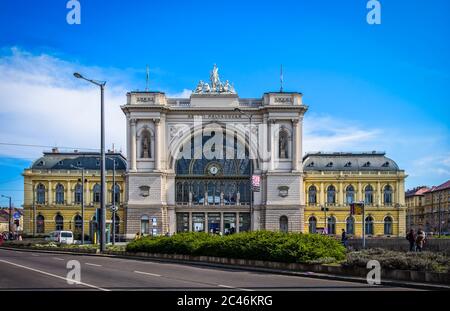 Budapest, Ungarn, Aug 2019, Ostbahn Terminus Fassade, einer der drei wichtigsten Bahnterminals der Stadt. Stockfoto