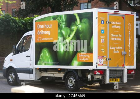 London, Großbritannien. Juni 2020. Ein Sainsbury's Lieferwagen für die Lieferung von Lebensmitteln online gekauft Sainsbury's Supermarkt. Kredit: Steve Taylor/SOPA Images/ZUMA Wire/Alamy Live Nachrichten Stockfoto