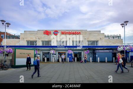 London, Großbritannien, August 2019, Fassade des Bahnhofs Wimbledon, England Stockfoto