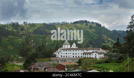 Guapulo, Pichincha / Ecuador - Juni 11 2016: Panoramablick auf das Heiligtum der Jungfrau von Guapulo von hinten Stockfoto