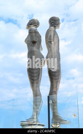 Fantastische bewegende Skulptur von Ali und Nino aus der Tragödie Liebesgeschichte gegen den wolkigen Himmel von Batumi City, Adjara Region, Georgia Stockfoto