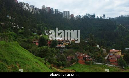 Guapulo, Pichincha / Ecuador - Juni 11 2016: Blick auf das Viertel Guapulo mit den Gebäuden der Gonzalez Suarez Avenue im Hintergrund Stockfoto