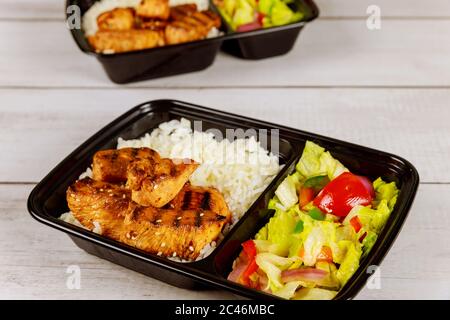Gesunde Lebensmittel Lieferung oder Mitnehmen Mittagessen in Plastikbehälter. Nahaufnahme. Stockfoto