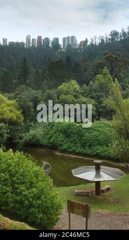 Guapulo, Pichincha / Ecuador - Juni 11 2016: Blick auf die Lagune im Guapulo Park mit den Gebäuden der Gonzalez Suarez Avenue im Hintergrund Stockfoto