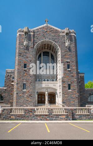 DULUTH, MN/USA - 19. JUNI 2020: Kapelle der Königin des Friedens und Bibliothek des Kollegs am College of St. Scholastica. Stockfoto