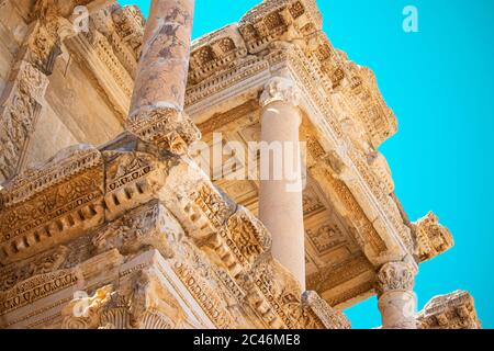 Nahaufnahme Detailansicht von architektonischen Motiven der Bibliothek von Celsus in der griechischen antiken Stadt Ephesus, Türkei. Stockfoto