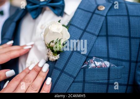 Braut trägt Bonbonniere auf der Bräutigam Jacke Stockfoto