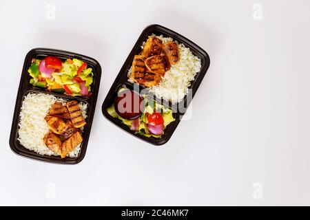 Lieferung oder Bestellung von Lebensmitteln. Fertiggerichte auf Lebensmittel-Container isoliert essen. Stockfoto