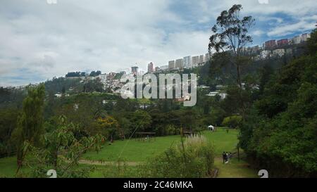 Guapulo, Pichincha / Ecuador - Juni 11 2016: Blick auf den Park von Guapulo mit den Gebäuden der Gonzalez Suarez Avenue im Hintergrund Stockfoto