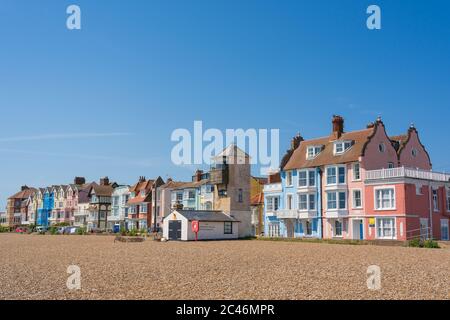 Farbenfrohe Gebäude mit Blick auf den Strand an einem sonnigen Tag mit blauem Himmel. Aldeburgh, Suffolk. VEREINIGTES KÖNIGREICH Stockfoto