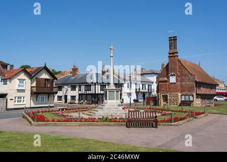 Blick auf das war Memorial, die Moot Hall und Mill Inn Pub in Aldeburgh, Suffolk. GROSSBRITANNIEN Stockfoto