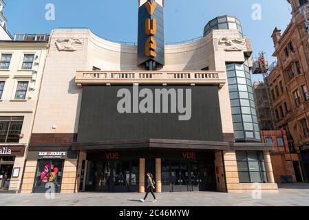 London, Großbritannien. Juni 2020. Das Foto vom 24. Juni 2020 zeigt ein geschlossenes Kino in London, Großbritannien. Der britische Premierminister Boris Johnson sagte am Dienstag, dass die derzeitige 2-Meter-Regel der sozialen Distanzierung vom 4. Juli auf „1 Meter plus“ in England gelockert werde, um die Blockierung des Coronavirus weiter zu erleichtern. Quelle: Ray Tang/Xinhua/Alamy Live News Stockfoto