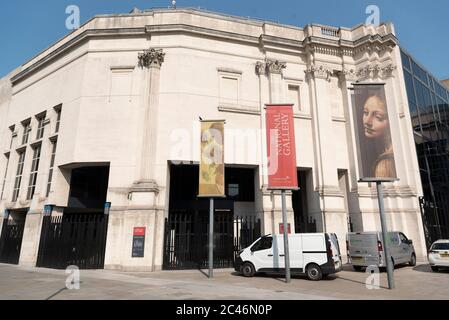 London, Großbritannien. Juni 2020. Das Foto vom 24. Juni 2020 zeigt die geschlossene National Gallery in London, Großbritannien. Der britische Premierminister Boris Johnson sagte am Dienstag, dass die derzeitige 2-Meter-Regel der sozialen Distanzierung vom 4. Juli auf „1 Meter plus“ in England gelockert werde, um die Blockierung des Coronavirus weiter zu erleichtern. Quelle: Ray Tang/Xinhua/Alamy Live News Stockfoto