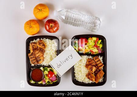 Bestellen Sie Lebensmittel online oder telefonisch von zu Hause oder von der Arbeit. Mittagessen zum Mitnehmen. Stockfoto