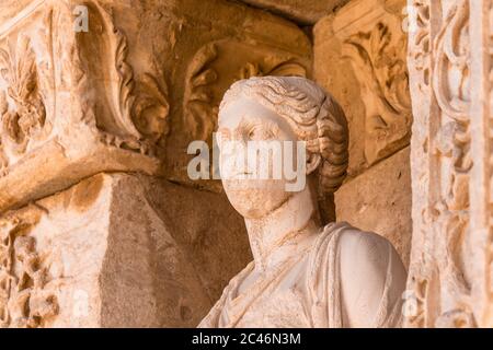 Statue von Sophia (Weisheit), die an der Fassade der Bibliothek von Celsus in der griechischen antiken Stadt Ephesus, Türkei befindet. Stockfoto