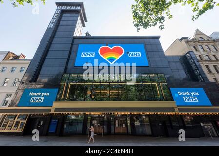 London, Großbritannien. Juni 2020. Das Foto vom 24. Juni 2020 zeigt ein geschlossenes Kino in London, Großbritannien. Der britische Premierminister Boris Johnson sagte am Dienstag, dass die derzeitige 2-Meter-Regel der sozialen Distanzierung vom 4. Juli auf „1 Meter plus“ in England gelockert werde, um die Blockierung des Coronavirus weiter zu erleichtern. Quelle: Ray Tang/Xinhua/Alamy Live News Stockfoto