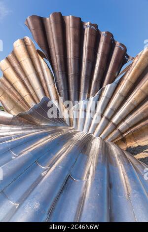 Nahaufnahme von Maggi Hambling Scallop Skulptur am Aldeburgh Beach, Suffolk. GROSSBRITANNIEN. In meinem Portfolio verfügbare Version für Querformat. Stockfoto