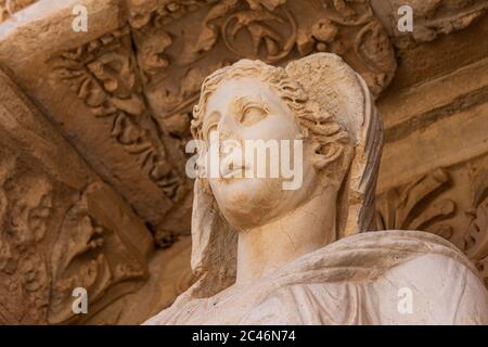 Statue von Arete (Tugend/Valor), die an der Fassade der Bibliothek von Celsus in der griechischen antiken Stadt Ephesus, Türkei befindet. Stockfoto