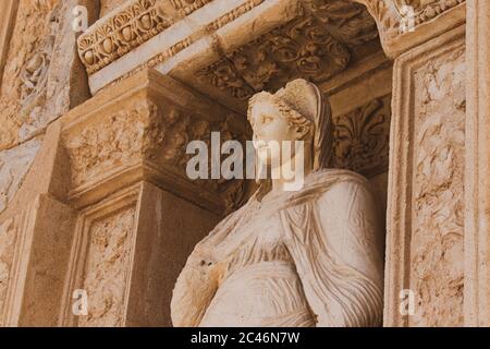 Statue von Arete (Tugend/Valor), die an der Fassade der Bibliothek von Celsus in der griechischen antiken Stadt Ephesus, Türkei befindet. Stockfoto