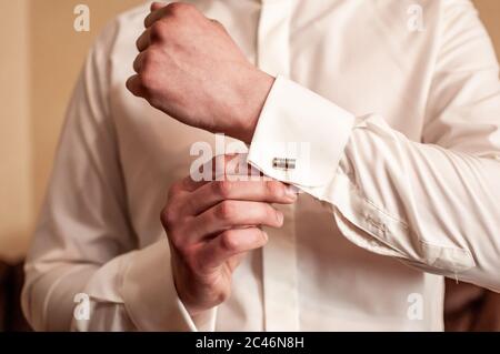 Ein Bräutigam Befestigung einen Manschette-Link vor der Heirat Stockfoto