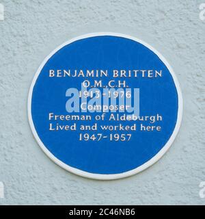 Blaue Tafel, die angibt, wo der Komponist Benjamin Britten in Aldeburgh, Suffolk, lebte und arbeitete. GROSSBRITANNIEN. Stockfoto
