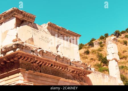 Mazeus-Mithridates Inschrift auf dem Südtor von Agora in der griechischen antiken Stadt Ephesus, Türkei. Stockfoto