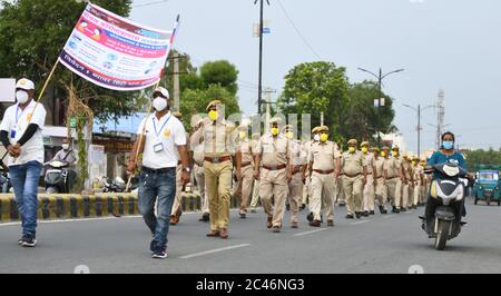 Beawar, Rajasthan, Indien, 24. Juni 2020: Polizeipersonal führt einen flaggenmarsch durch, um das Bewusstsein für die Coronavirus-Pandemie zu verbreiten, inmitten der laufenden landesweiten COVID-19-Sperre in Beawar. Kredit: Sumit Saraswat/Alamy Live Nachrichten Stockfoto