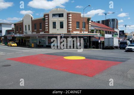 Brisbane, Queensland, Australien - 29. Januar 2020 : große Flagge der Ureinstammenden auf dem Bürgersteig an der Kreuzung von Vulture St. und Boundary St. in W Stockfoto
