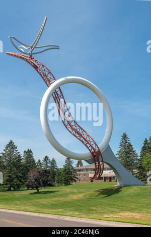 DULUTH, MN/USA - 19. JUNI 2020: Wilde Razing Moon Skulptur auf dem Campus der Universität von Minnesota-Duluth. Stockfoto