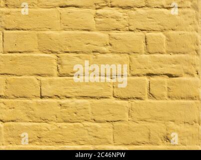 Nahaufnahme von alten pastellgelb gemalten Backsteinwand Hintergrundstruktur. Aldeburgh, Suffolk. GROSSBRITANNIEN Stockfoto