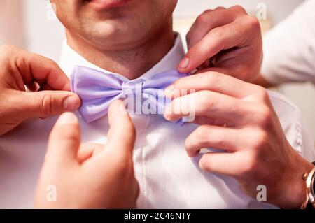 Violette Fliege am Hals des Grooms Stockfoto