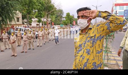 Beawar, Rajasthan, Indien, 24. Juni 2020: Polizeipersonal führt einen flaggenmarsch durch, um das Bewusstsein für die Coronavirus-Pandemie zu verbreiten, inmitten der laufenden landesweiten COVID-19-Sperre in Beawar. Kredit: Sumit Saraswat/Alamy Live Nachrichten Stockfoto