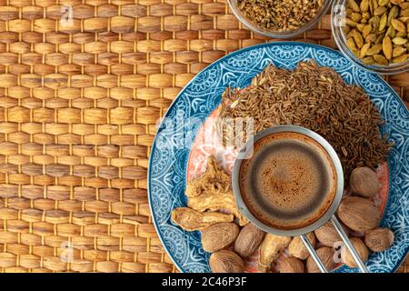 Kaffee in Metall-türkische mit Gewürzen in einem Teller Stockfoto