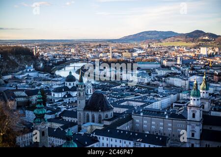 Blick auf die Dächer von Salzburg und die Salzach von der Festung Hohensalzburg Stockfoto