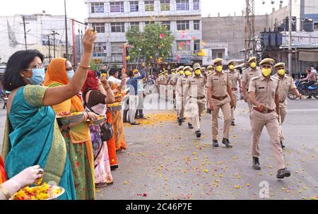 Beawar, Rajasthan, Indien, 24. Juni 2020: Polizeipersonal führt einen flaggenmarsch durch, um das Bewusstsein für die Coronavirus-Pandemie zu verbreiten, inmitten der laufenden landesweiten COVID-19-Sperre in Beawar. Kredit: Sumit Saraswat/Alamy Live Nachrichten Stockfoto