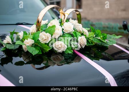 Blumen und Paar gelbe Eheringe Accessoires Stockfoto