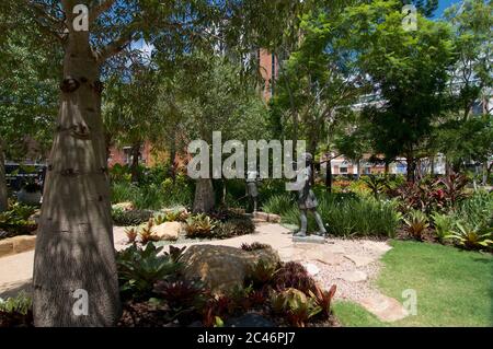 Blick auf den West Village Park im vielseitigen West End-Viertel in Brisbane, Australien Stockfoto