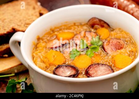 Hausgemachte Sauerkrautsuppe mit Karotten und Wurst, traditionelle polnische Gericht Stockfoto