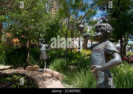 Wunderschöne Legierungsfiguren für Kinder im West Village Park im vielseitigen West End Bezirk in Brisbane, Australien. Diese Statuen werden geschaffen Stockfoto