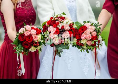 Blumensträuße in den Händen der Braut und Brautjungfern Stockfoto