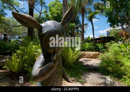 Alice im Wunderland-Stil Kinderstatue im West Village Park im vielseitigen West End Bezirk in Brisbane. Diese Statuen werden von Br Stockfoto